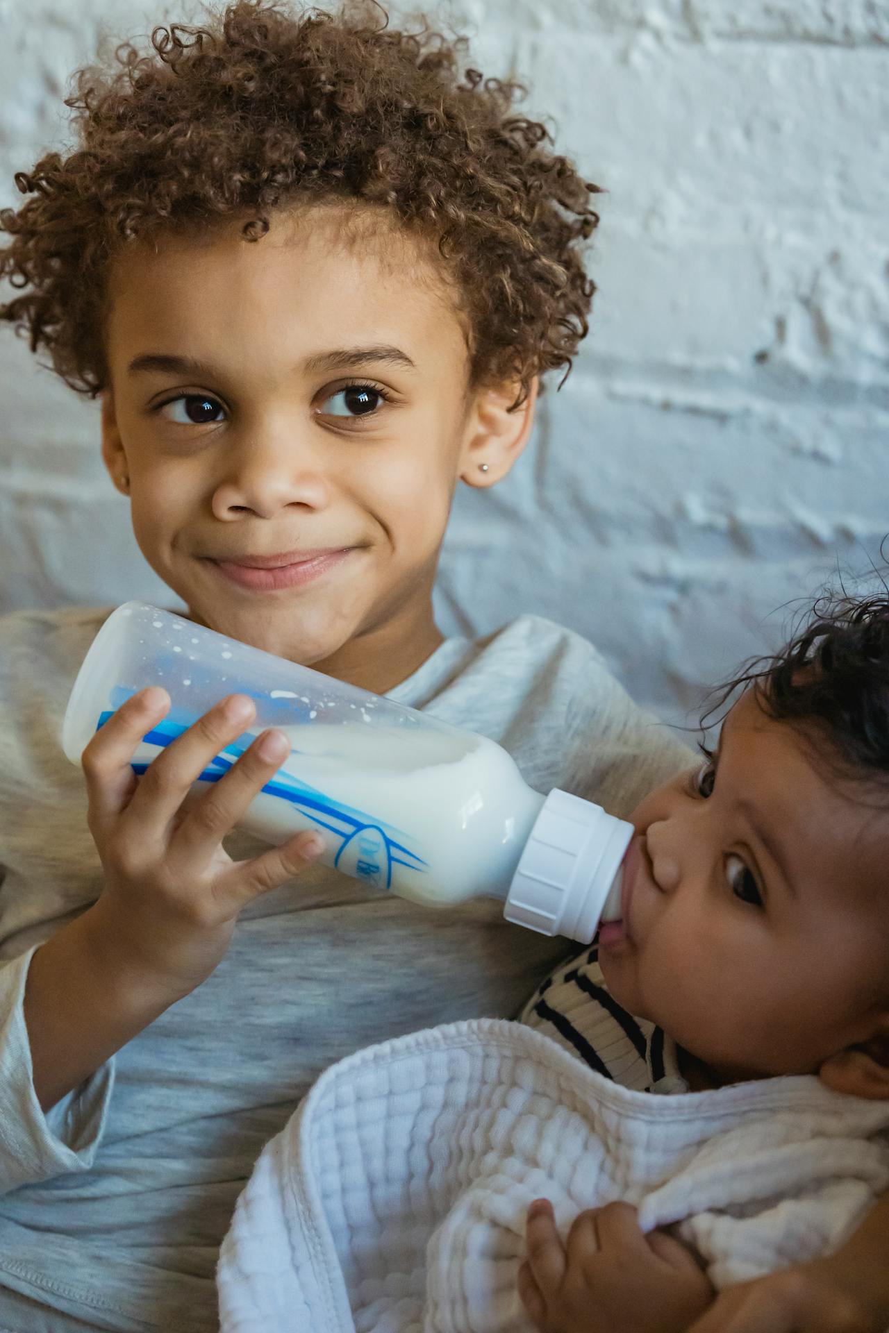 Lieve kinderen met een babyfles